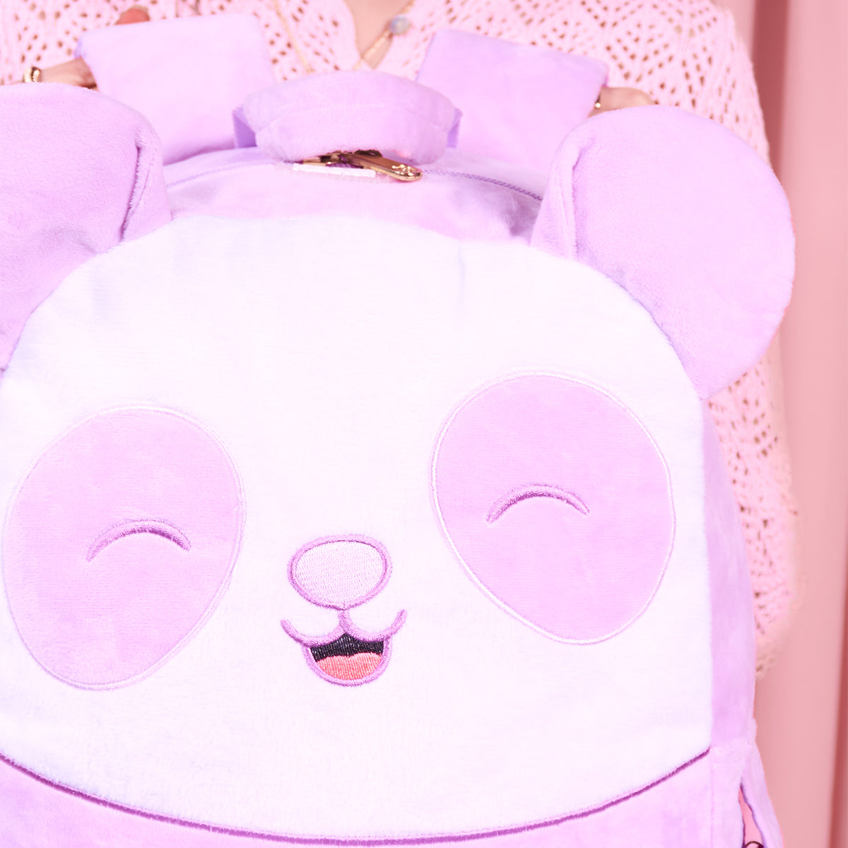 Mochila Squishmallows Panda Lila con cangurera incluida